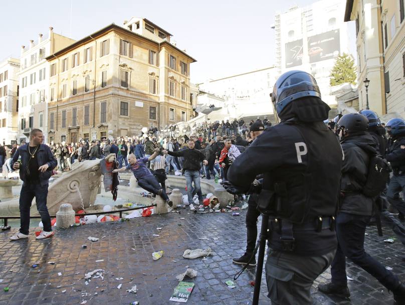 Scontri in piazza di Spagna a Roma tra tifosi del Feyenoord e agenti di polizia, alla vigilia della gara di Europa League. Ap